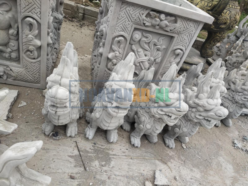 Đàn nghê xi măng tại bãi xưởng