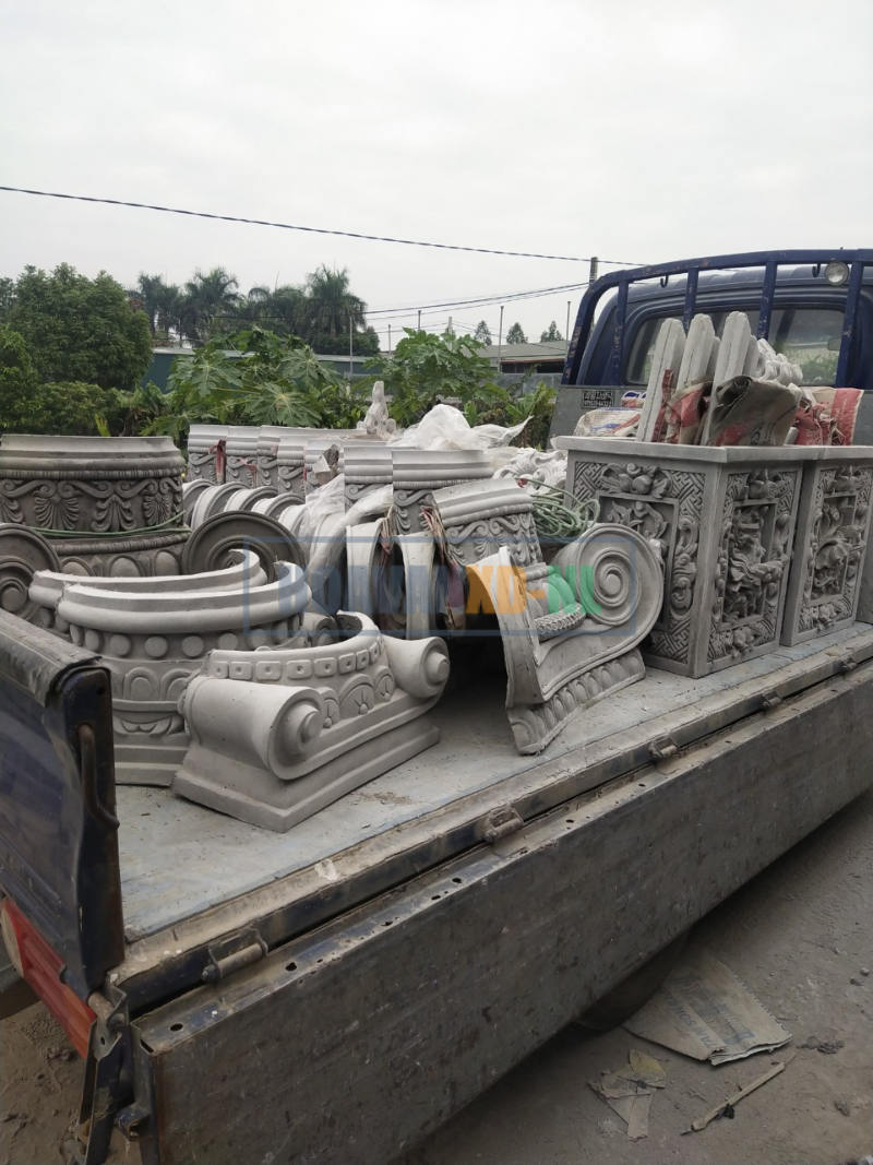 Chất hàng ốp cột lên xe tại bãi