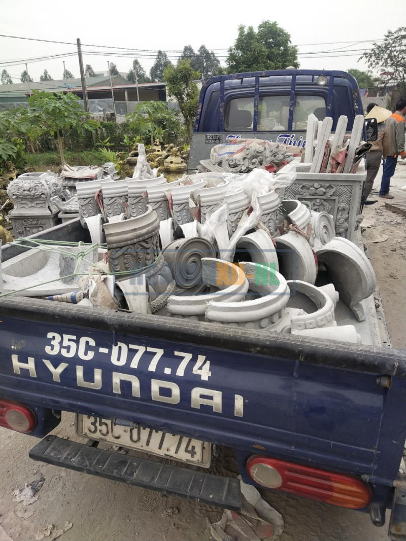 Xe tải chở hoa văn xi măng rời xưởng Nga Long