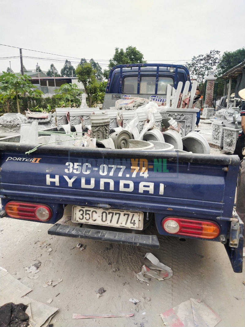 Hàng hoa văn xếp kín thùng xe